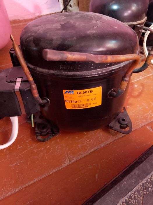 Компрессор на холодильник.