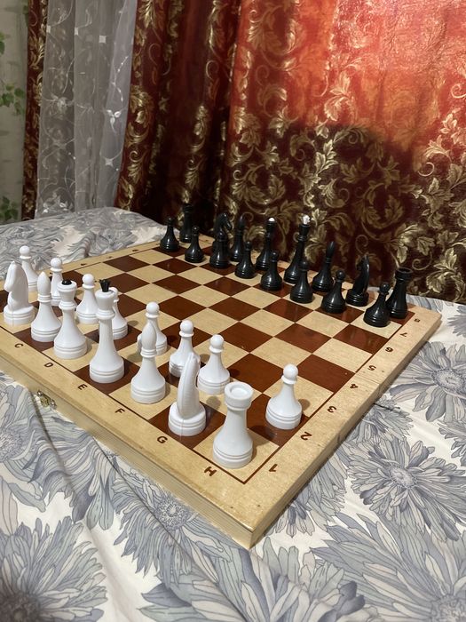 Шахматы новые комплект с фигурами, размер 50х50,  1 клетка 5,5х5,5 см