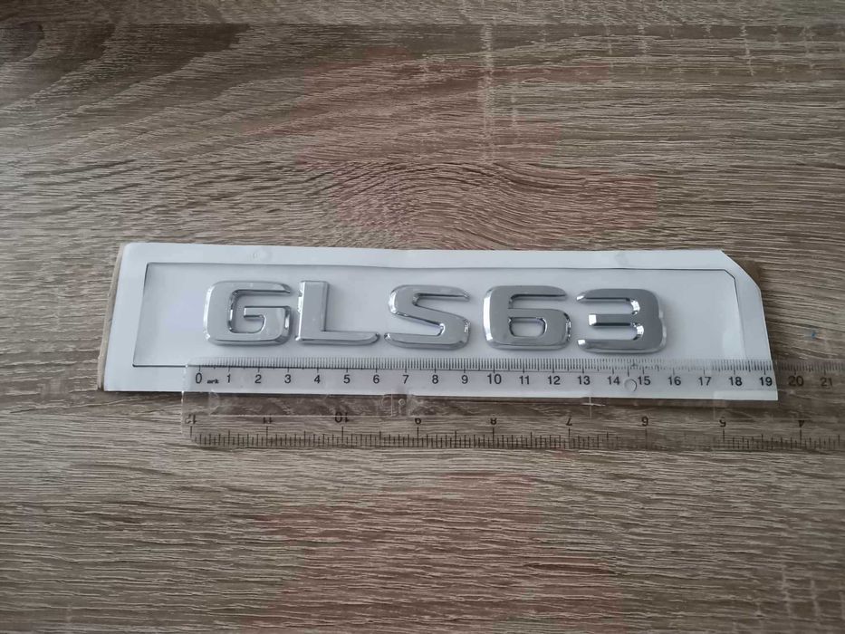 сребрист надпис Mercedes Benz GLS 63