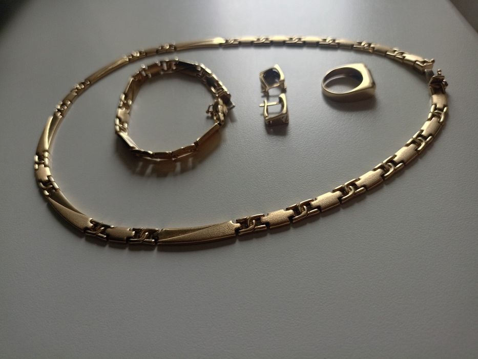 Vând set bijuterii aur 14K,se vinde doar set,gramaj,lanț 19,13,Bratara 8.54,cercei 3.32,inel4.62.