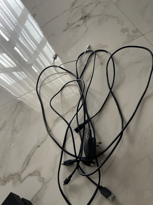 Vand un ps4 va dau telecomandele si cablurile