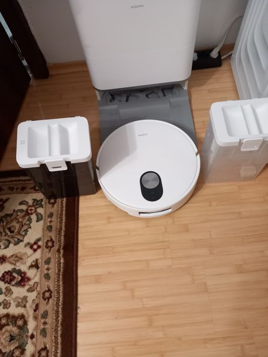Продавам прахосмукачка робот Xiaomi Robot Vacuum 5 с 21 месеца гаранция