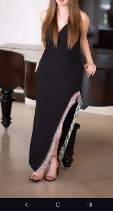 Rochie neagră cu aplicații pe picior