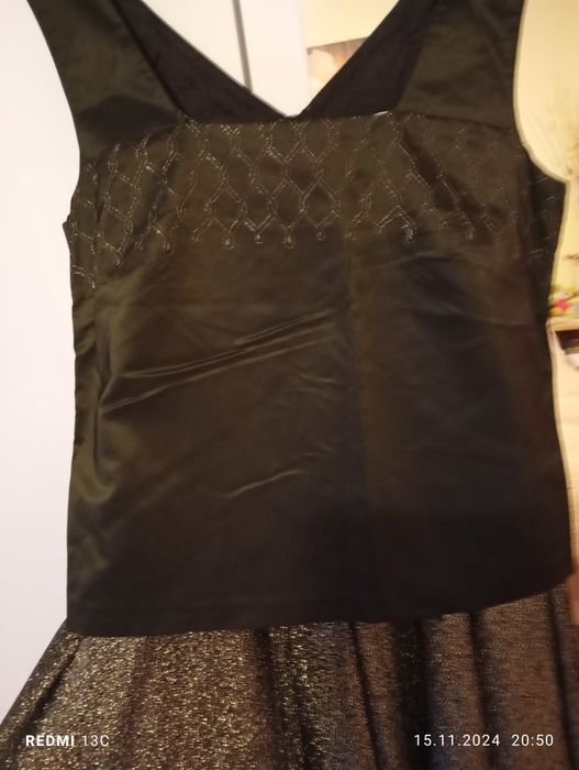 Costum cu fustă lunga aurie