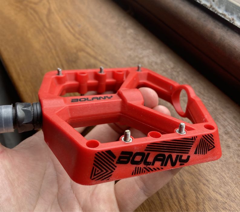 Червени педали за колело със сменяеми пинове