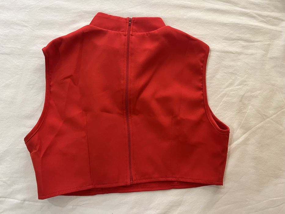 Къс топ в червен цвят С размер