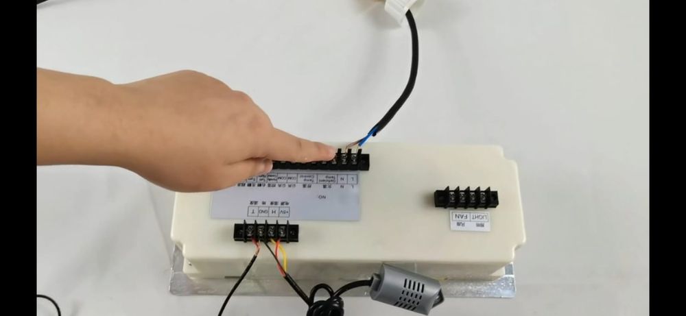 Controller profesional pentru incubatoare