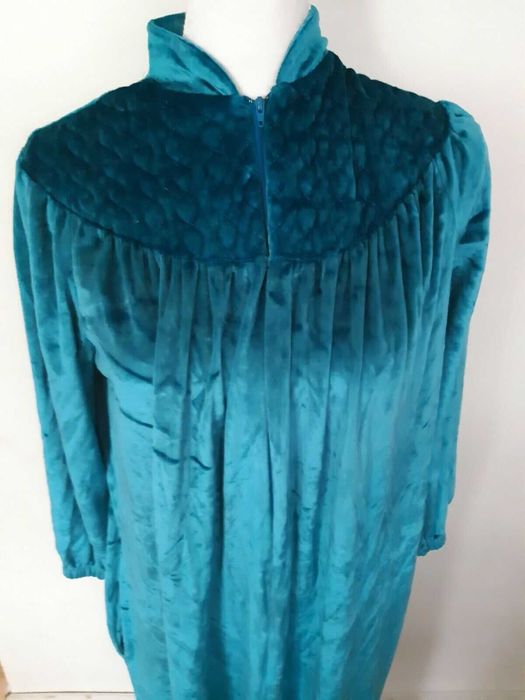 Халат новый велюр  высшее кач-во с  пуговицами р52 Удобно посмотреть