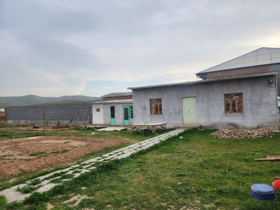 Kuyovboshi mahallasi 2 hona 10 sotih uy sotiladi