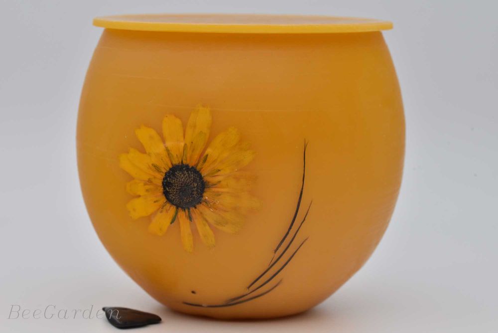 Ръчно изработено бурканче от пчелен восък с пчелен мед,