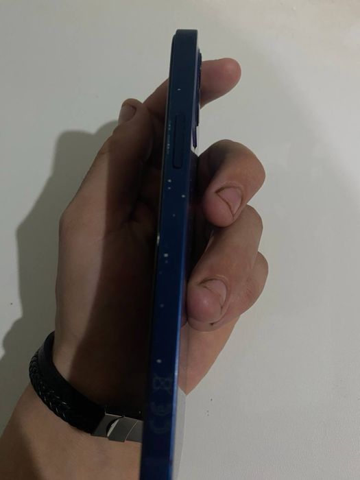 Продам айфон 12.