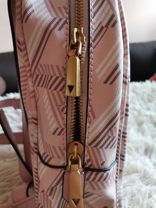 Раница на марката Guess