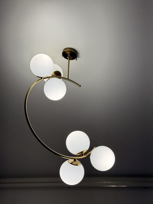 Б/у люстра работает, без дефектов. Подойдёт для спальни или кухни.