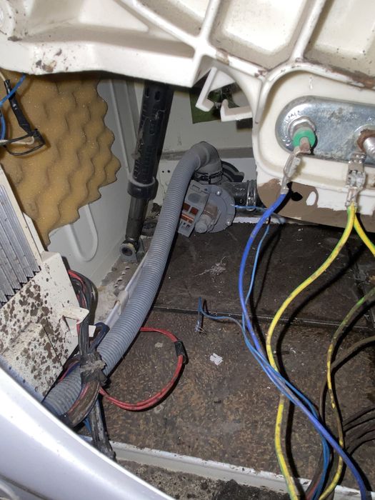 Продавам пералня hotpoint