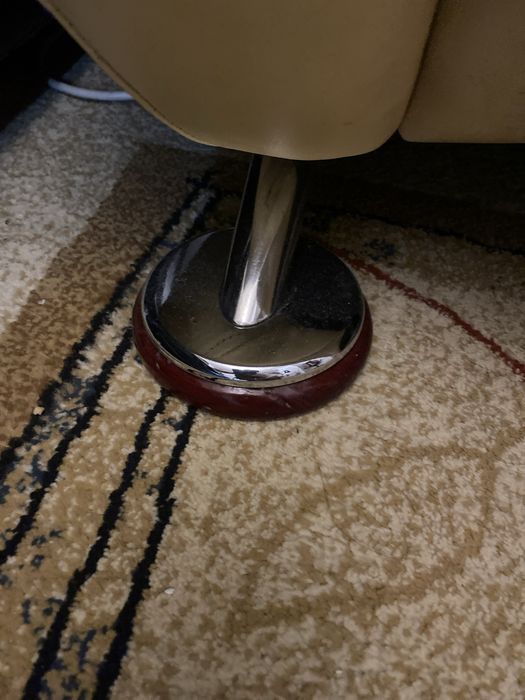 Кресло кожаное не просевшее