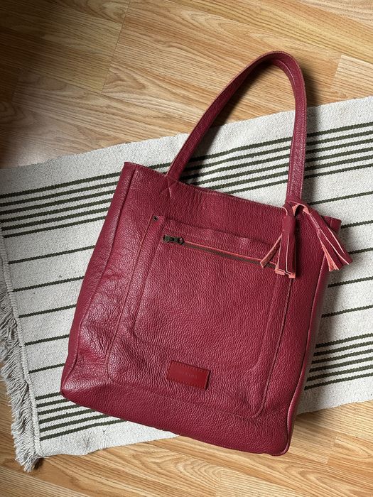 Червена чанта и зелена раница естестевна кожа