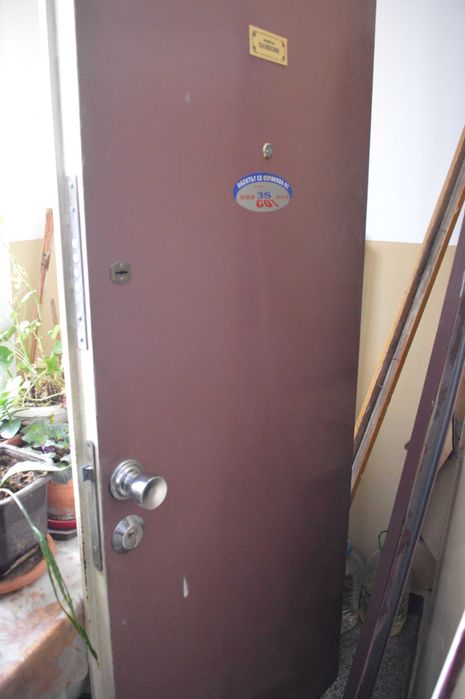 Продавам входна метална врата