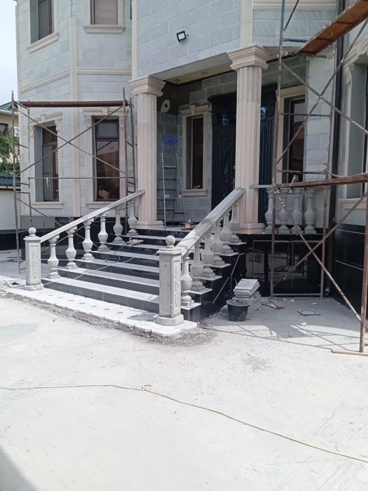 Балясины , тумбы , перила . Цокольные плитые