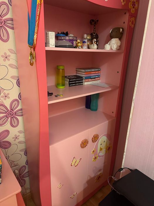 Продам гарнитур в спальню для девочки.