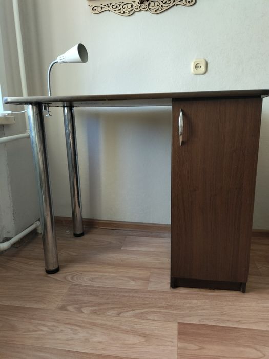 Письменный стол в комнату