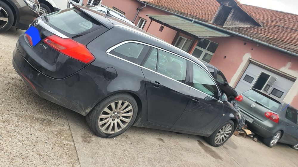 Vând Opel Insignia.