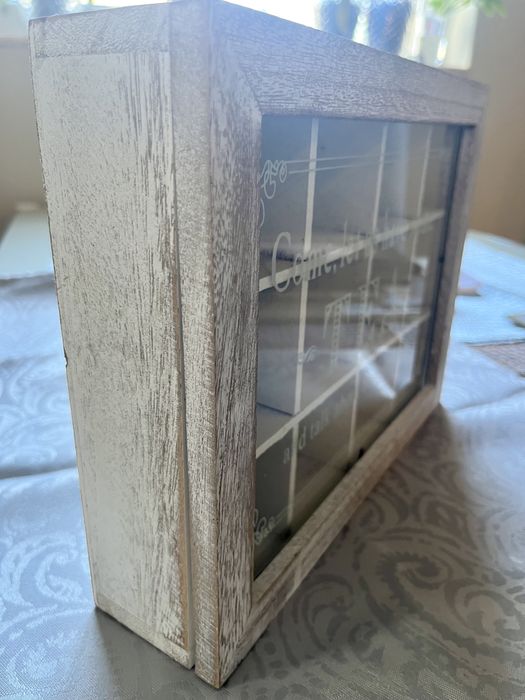 Ръчно изработена, дървена кутия за чай