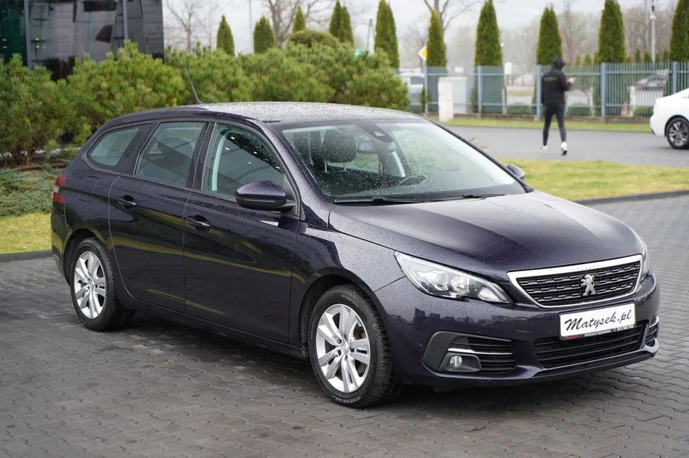 Peugeot 308 https://youtu.be/pV35YWo_ovk?si=e1kCfThiNIpnBy_k
