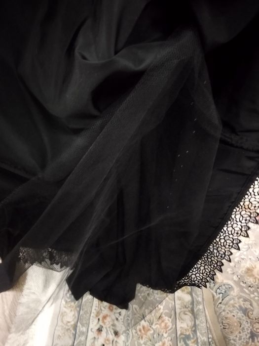 Вечернее черное платье.