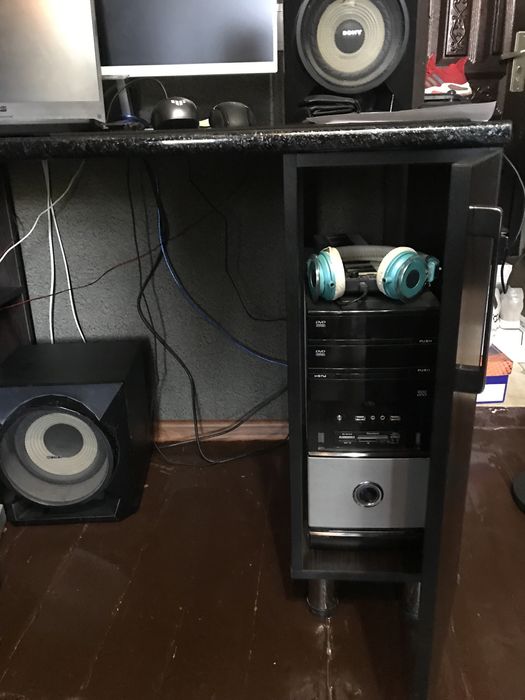 Компьютерный стол. 4 табуретки(стулья) и стол.