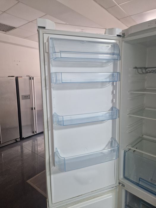 Хладилник с фризер Electrolux A+ 200 см