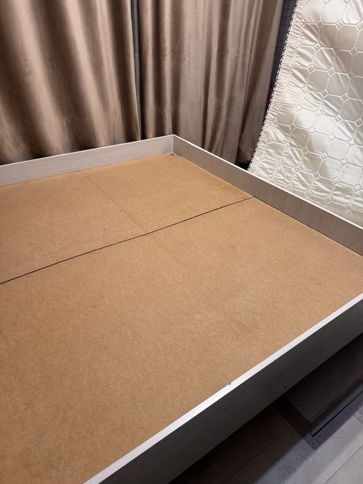 пподам двухспальную кровать