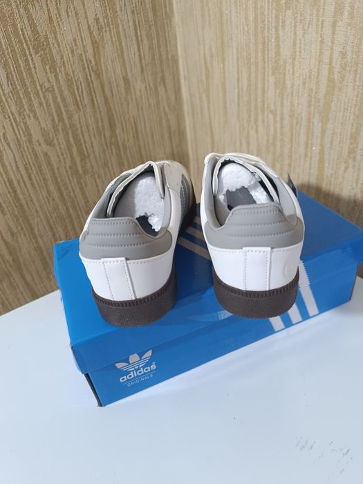 Женские кроссовки