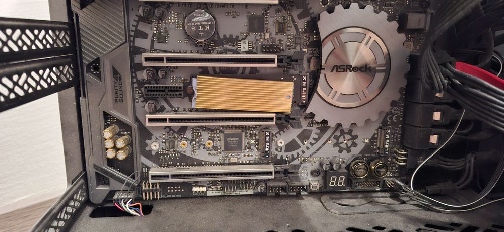 Продавам Threadripper 1900X, ASRock X399, 64GB RGB, 1TB NVMe, 1200W Corsair.
