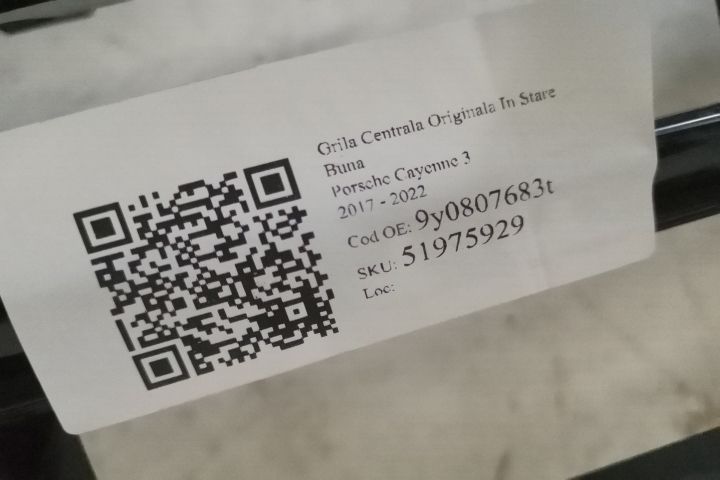 Порше Каиен / Porsche Cayenne Оригинална централна решетка в добро със