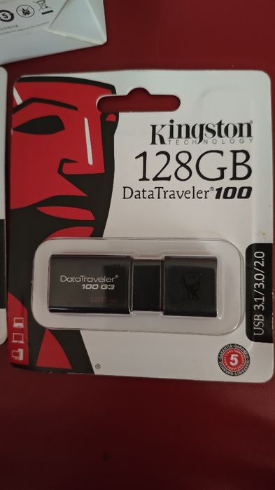 Зарядно за кола и USB flash card 128 gb Kingston
