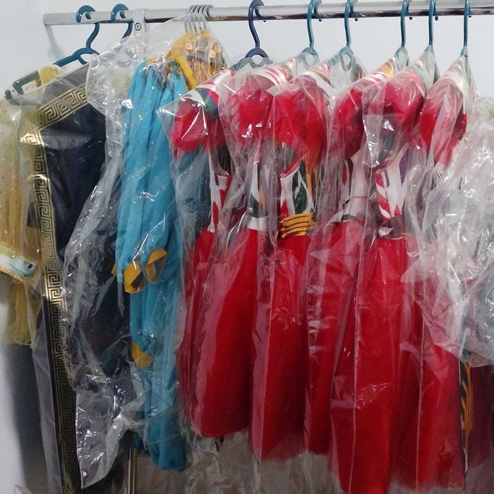 Болалар байрам либослари. Янги йил, ҳарбийлар либоси. Атлас либосчалар