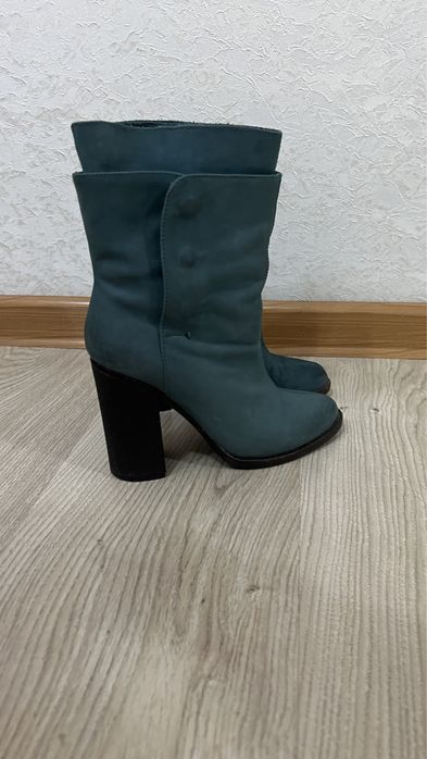 Продам ботинки женские