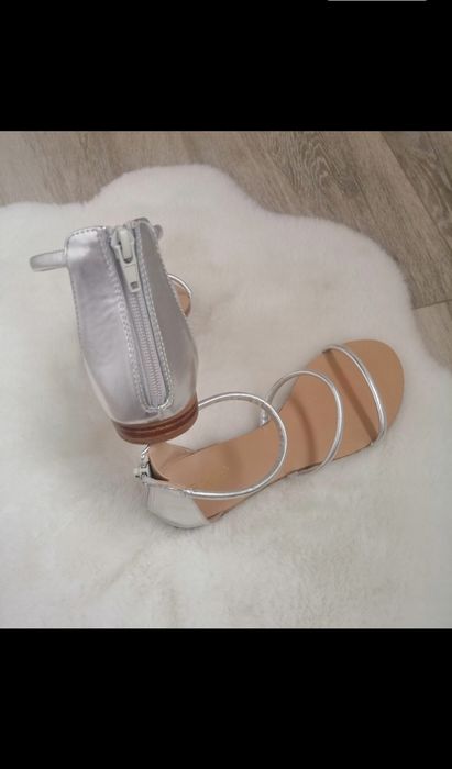 Sandale cu barete