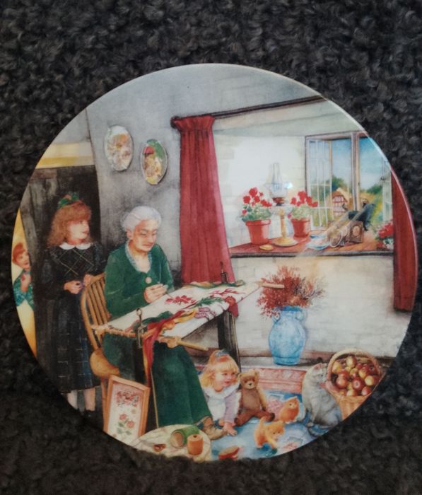 Три артикула - Кукла и две порцеланови чинии