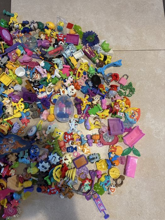 Jucarii micute figurine ou kinder, 20 lei tot,