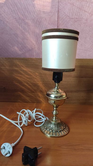 Старинна настолна лампа с тяло от масивен месинг