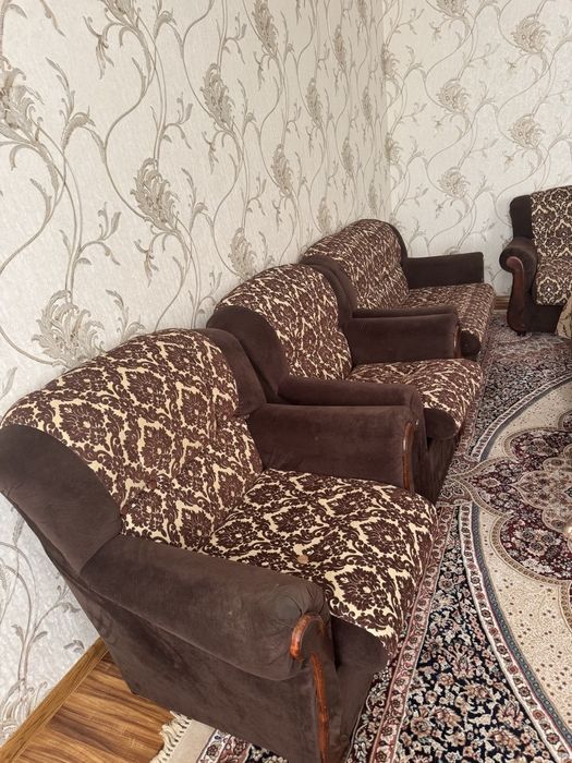 мягкий мебель, диван и кресло