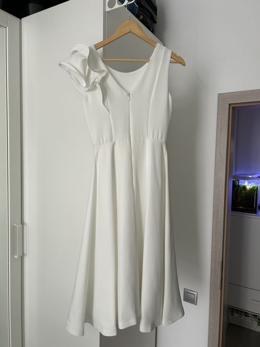 Rochie din stofa alba midi in clos cu volanas pe umar