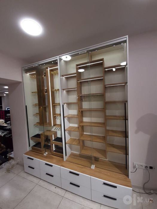 Koridor mebeli, shkaf, vitrina va krovat.