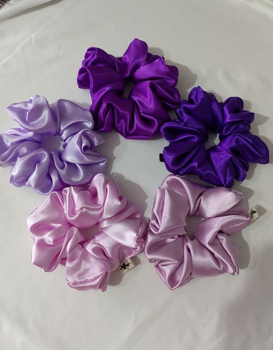 Скрънчи, дантела и сатен