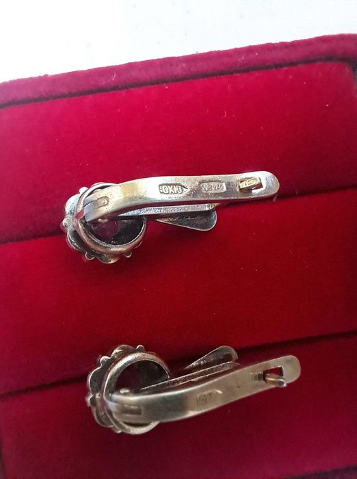 Позлатени сребърни обеци със синтетичен корунд.

Про