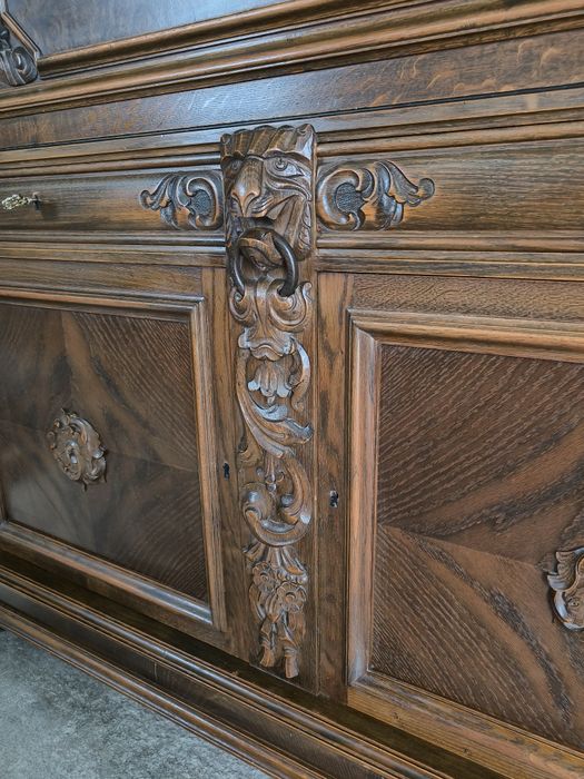 Елегантен дъбов шкаф с дърворезба