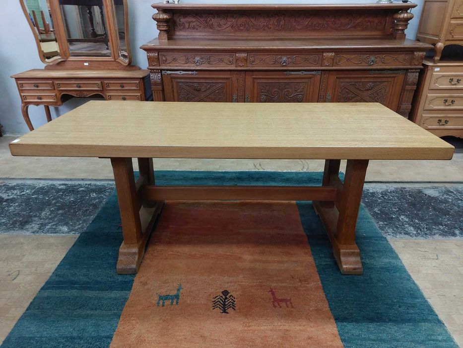 Изключително стабилна трапезна маса от масивен дъб