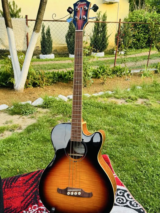 Chitară bas electro-acustică Fender cu combo