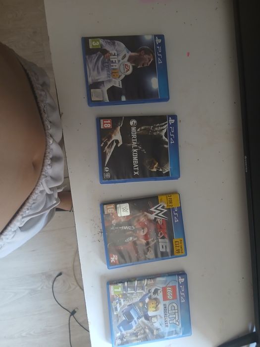 Ps 4 pro  cu doua manete si 23 de jocuri